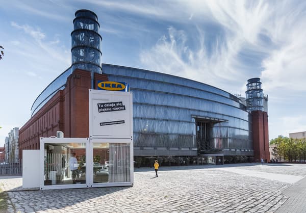 piętrowy kontener z przestrzenią wystawową IKEA Poznań na placu od ul. Ratajczaka