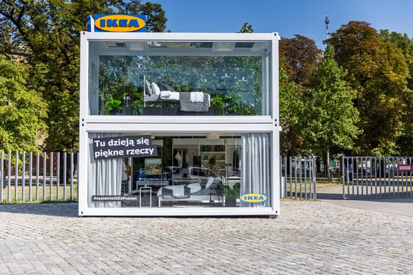 piętrowy kontener z przestrzenią wystawową IKEA Poznań na placu od ul. Ratajczaka