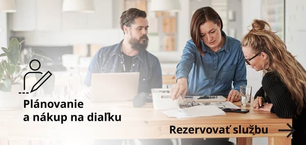 Piktogram, ktorý znázorňuje plánovanie úložných priestorov na diaľku, na fotografii spálne s posteľou a otvorenou skriňou.