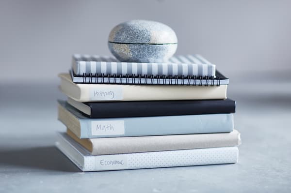 Pile de livres recouverts chacun de papier cadeau.