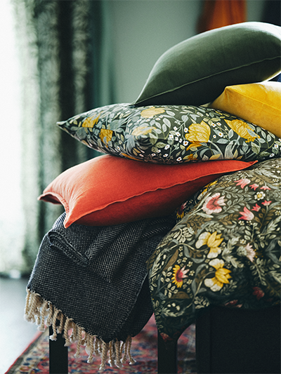 Pile of throw pillows & covers