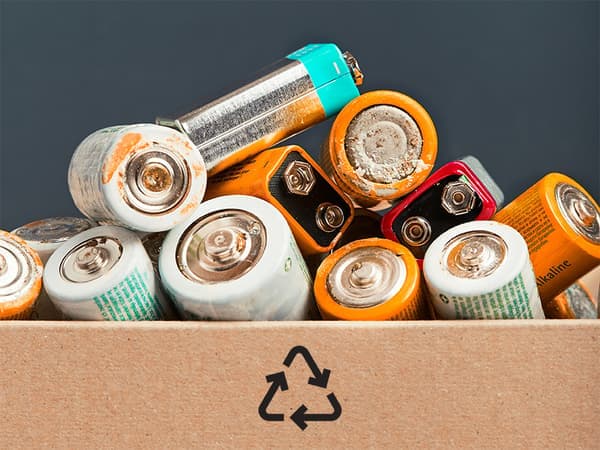 piles dans une boîte en carton