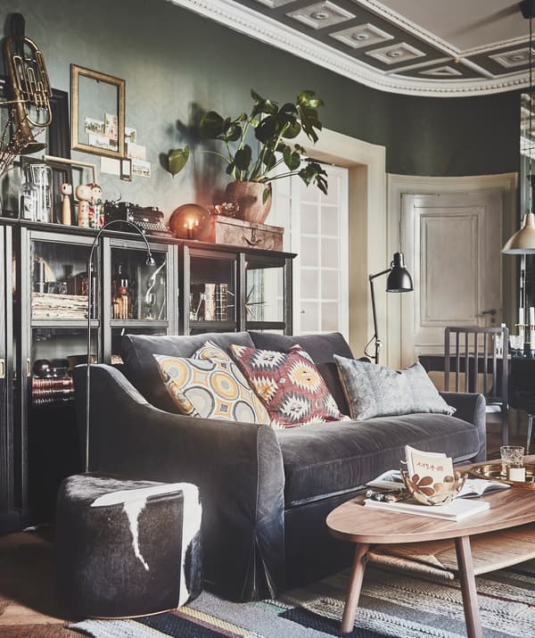 Pilih sofa yang selesa untuk ruang tamu anda, seperti sofa 2 tempat duduk kain baldu kelabu FÄRLÖV IKEA!