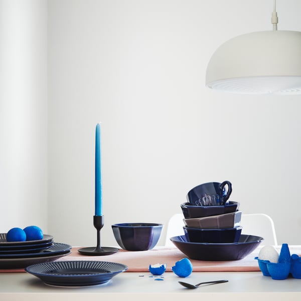 Pinggan, koleh dan mangkuk dalam siri set makan malam STRIMMIG dibuat menggunakan perkakas tanah biru gelap dengan corak bunga ketara.