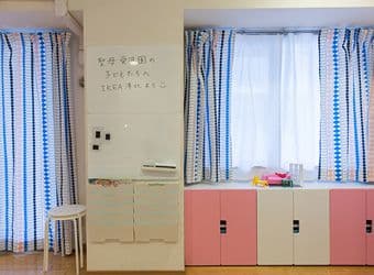 ピンクと白の収納がある部屋