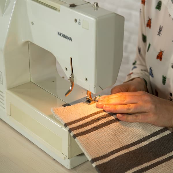 Piquez à la machine le bas et les côtés à 1 cm du bord. Dans le bas du coussin, laissez une ouverture d’environ 30 cm. 