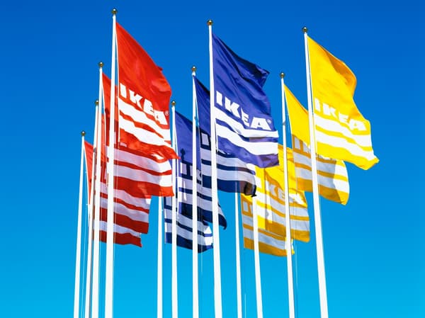 Piros, kék és sárga IKEA zászlók.