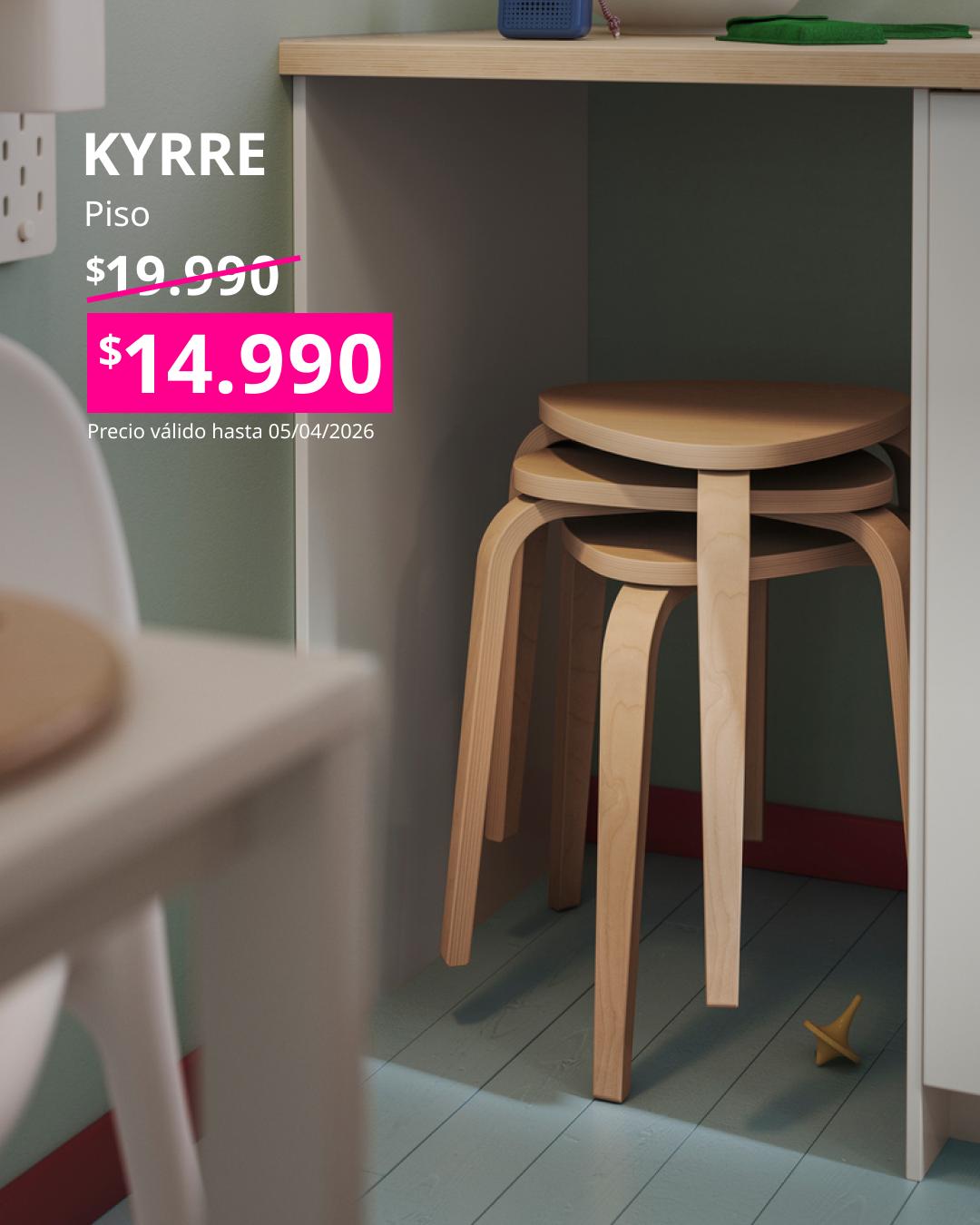 Piso KYRRE apilado en color madera clara, ubicado bajo una mesa. Texto muestra precio rebajado a $14.990 y precio anterior tachado.