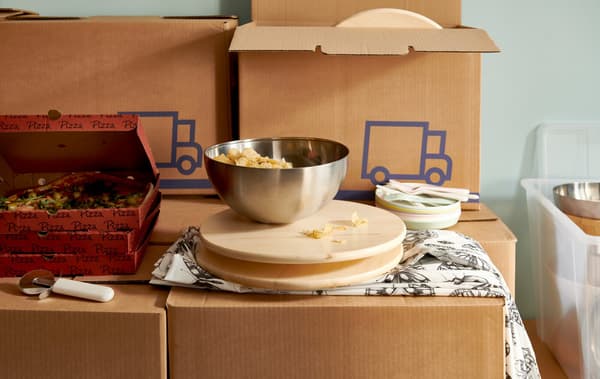 Pizza v krabicích a otočný tác s nerez mísou BLANDA BLANK, to vše postavené na krabicích JÄTTENE 