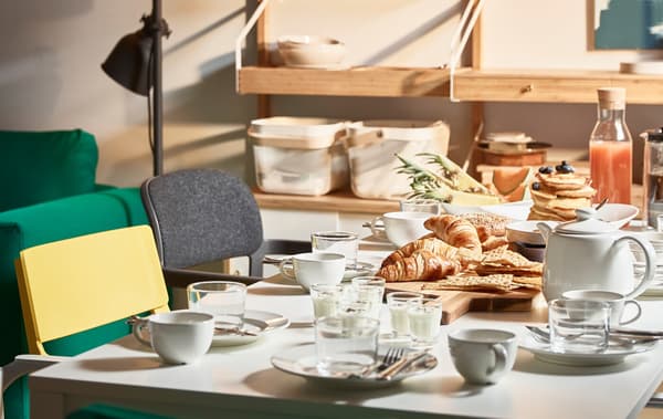 Place à la table moderne qui combine vaisselle, couverts et verres à vin. IKEA propose plusieurs modèles de verre à vin, comme IVRIG, spécialement conçu pour le blanc.