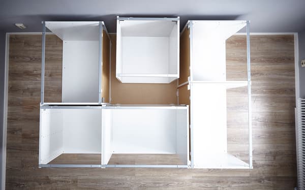 Place your METOD cabinets on your base facing outwards. We’ve used 2 at the front, 2 on the right side and one for each of the other sides. Because this bed is up against a wall the side facing the wall only needs one cabinet (for support).
