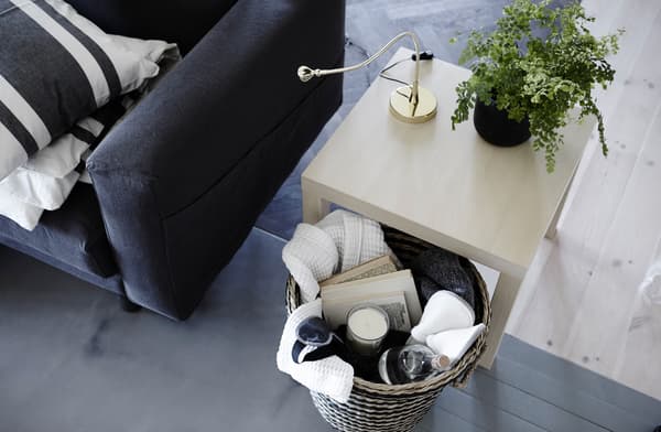 Placez à côté du lit des invités un panier garni d’articles ‘confort’ : pantoufles, plaid, livres et bougie, pour les inciter à se détendre et à oublier le stress du voyage. 