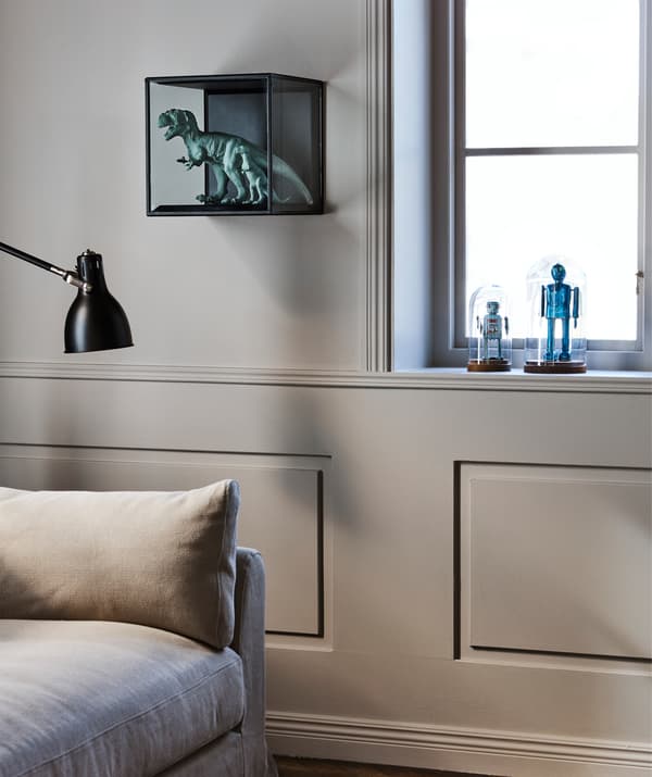 Placez vos bons vieux jouets dans une boîte vitrée, fixée au mur ou posée sur l'appui de fenêtre, et ils se transforment automatiquement en œuvres d’art!