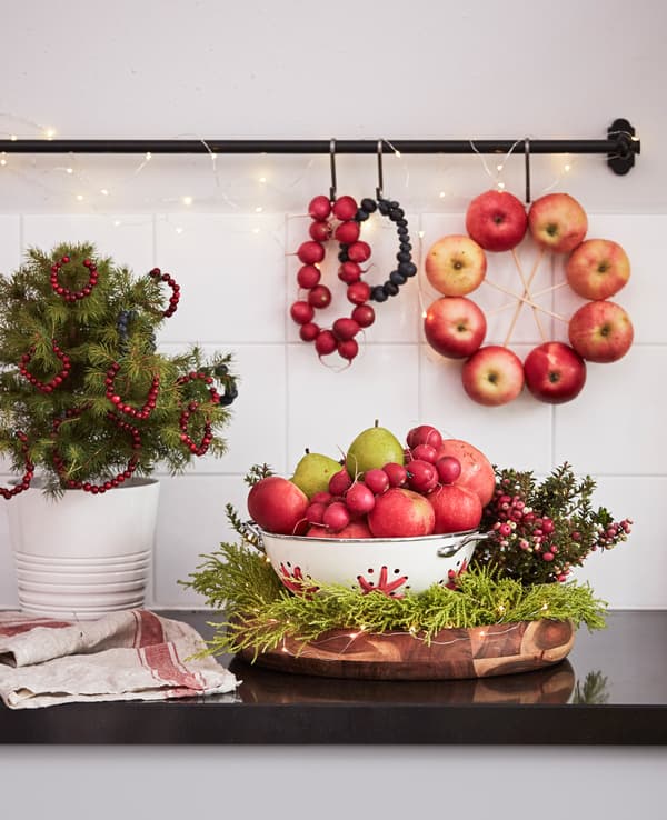Plan de travail d'une cuisine, avec décorations de fruits et de plantes.