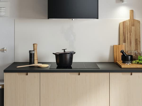 Plan de travail noir stratifié dans une cuisine en bambou