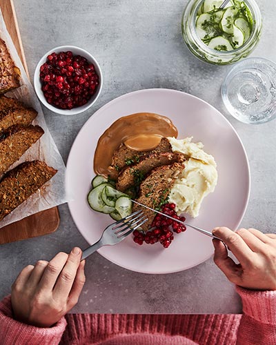 Plant-based mince loaf with mashed potatoes and classic Swedish sides
