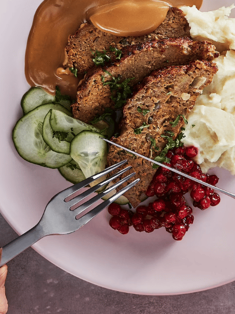 Plant-based mince loaf with mashed potatoes.