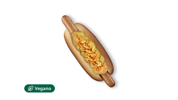 Plant Dog Deluxe Hot-dog a base di proteine vegetali con cetrioli e cipolla fritta.