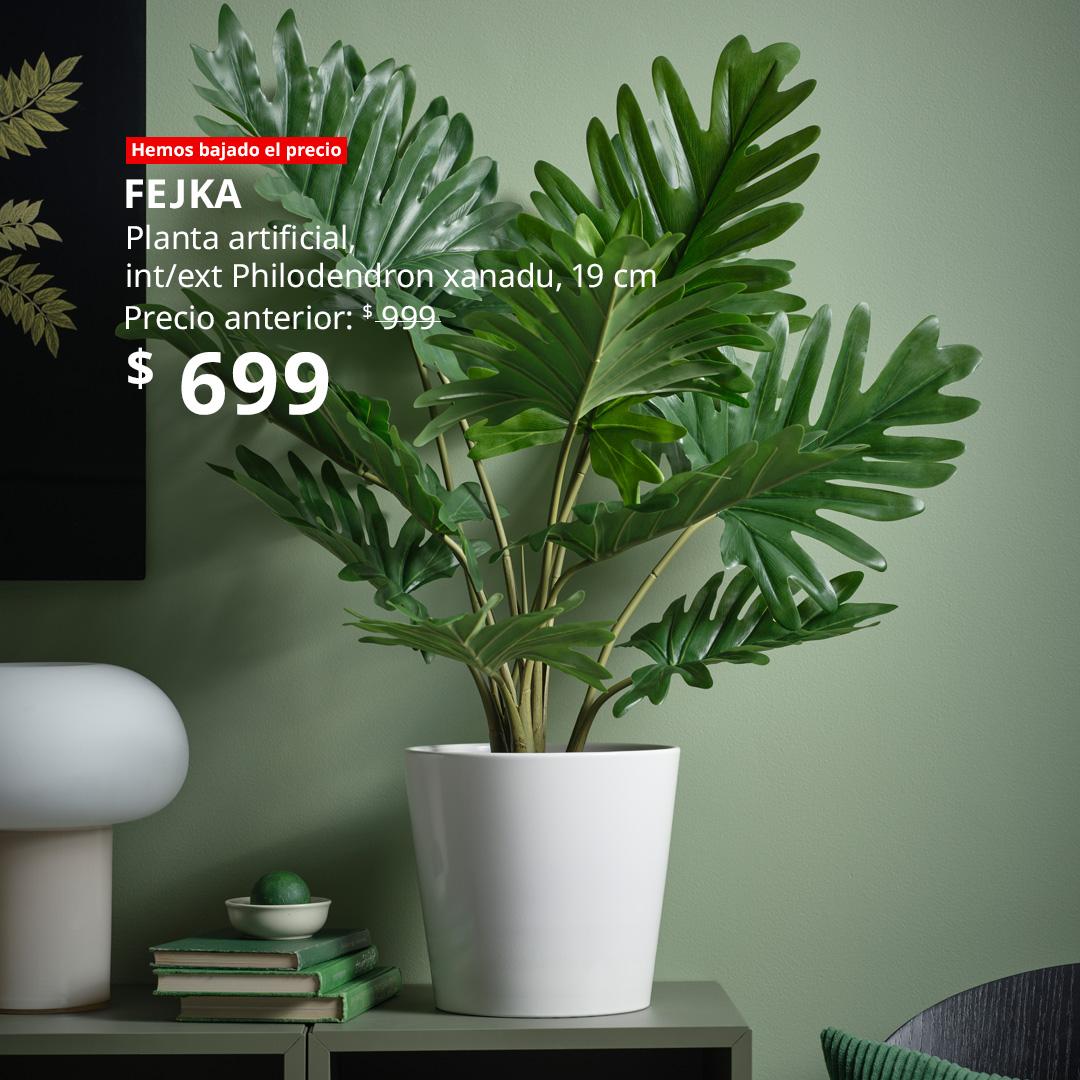 Planta artificial FEJKA tipo Philodendron Xanadu para interior y exterior, colocada en una maceta blanca en una habitación. 