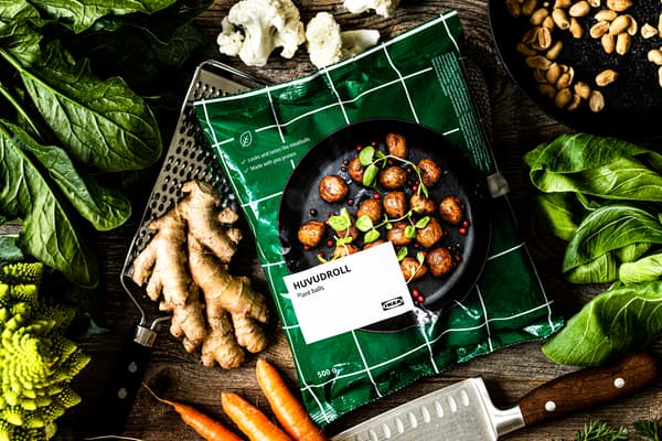 PLANTBULLAR von IKEA liegen neben weiteren Zutaten für vegetarisches Blumenkohl-Curry auf einem Holzbrett.