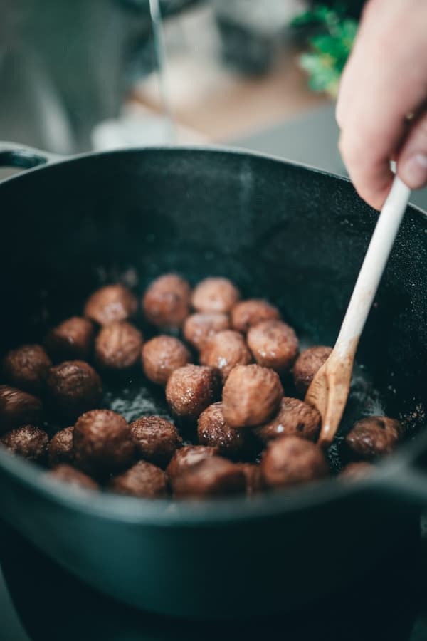 PLANTBULLAR werden knusprig gebraten in einem Topf.