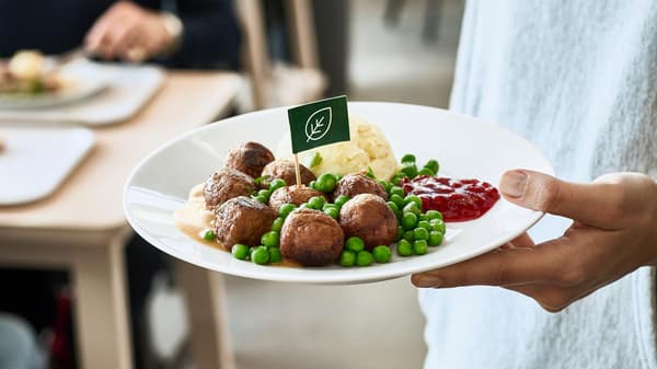 Plantebaserede boller serveret på en hvid tallerken.
