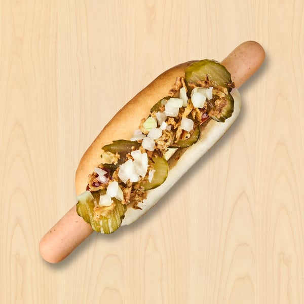 Plantebaseret hotdog
med ketchup, sennep, remoulade, syltede agurker samt ristede og rå løg

22.-