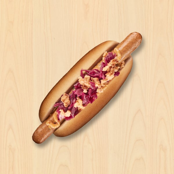 Plantebaseret hotdog med rødkål
samt ristede løg og sennep. 

16.-