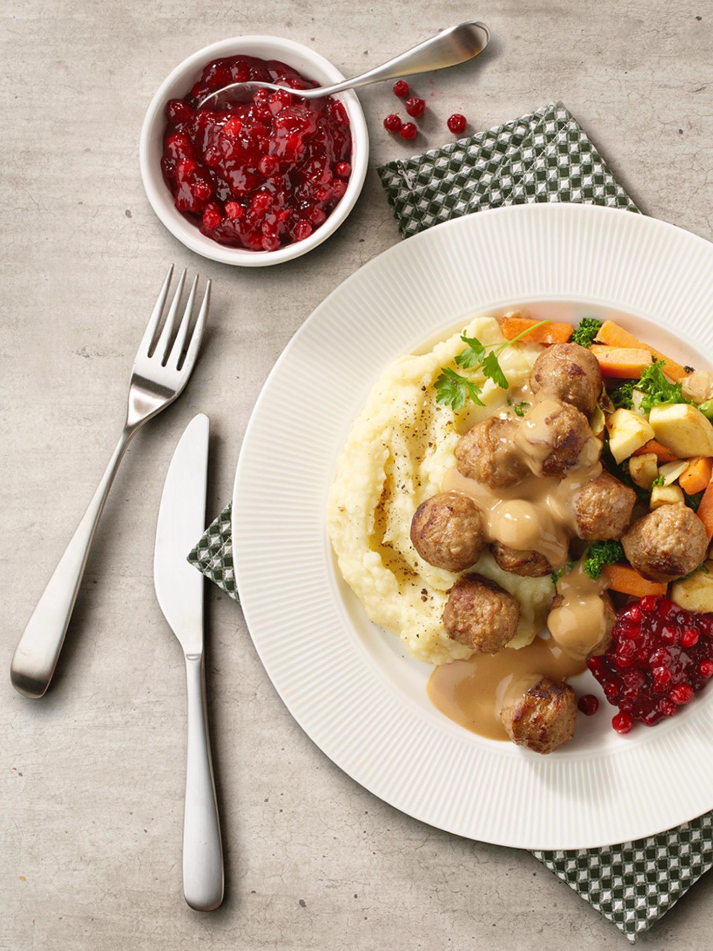 Planteboller med tilbehør og tyttebærsyltetøy på en tallerken.