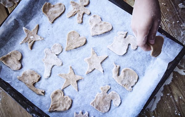 Plaque remplie de biscuits découpés à l’emporte-pièce