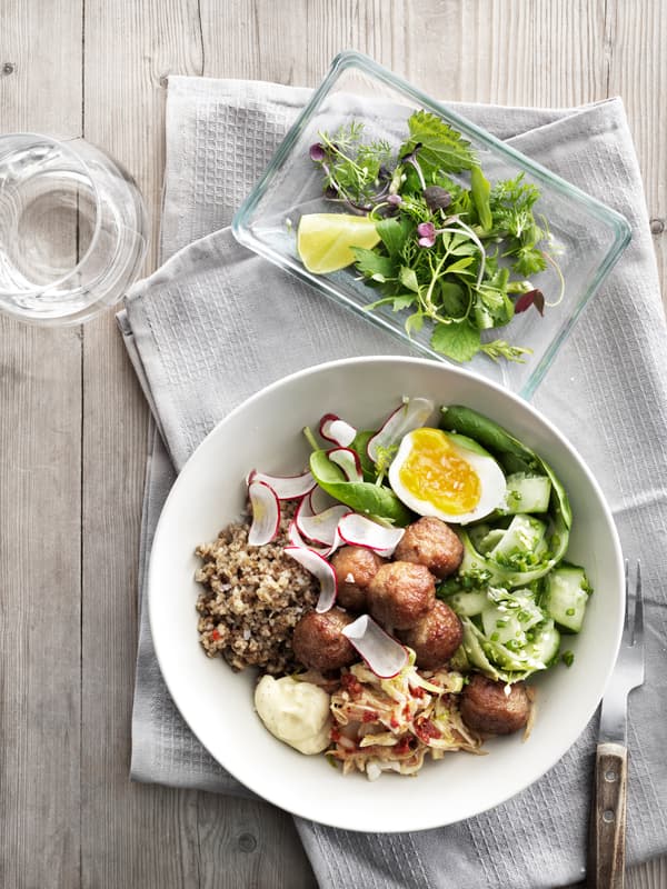 Plat amb diverses verdures i mandonguilles veganes