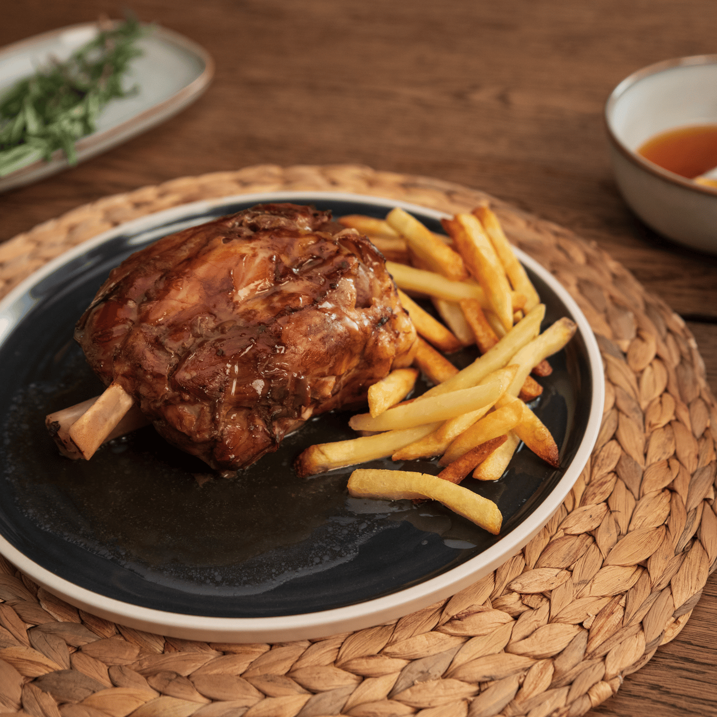 Plat amb un braó individual i patates fregides