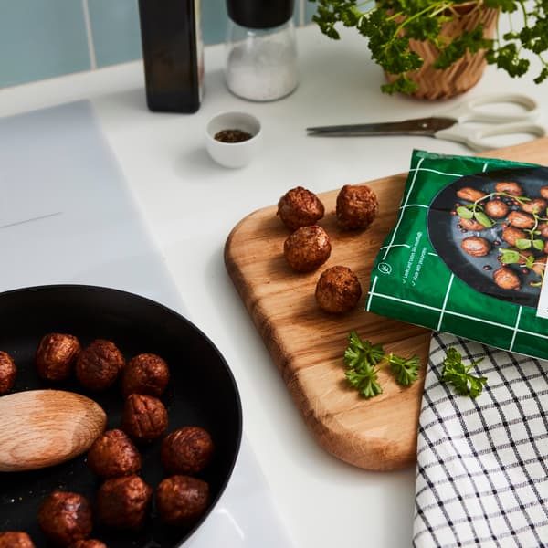plat de boulettes dans la poêle