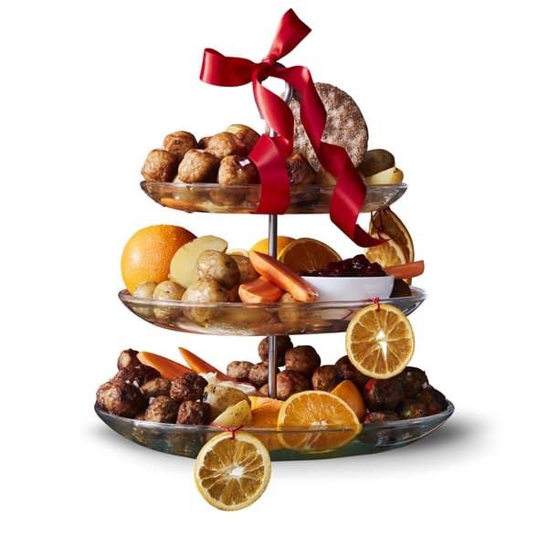 Plat de service avec différentes boulettes de viande. 