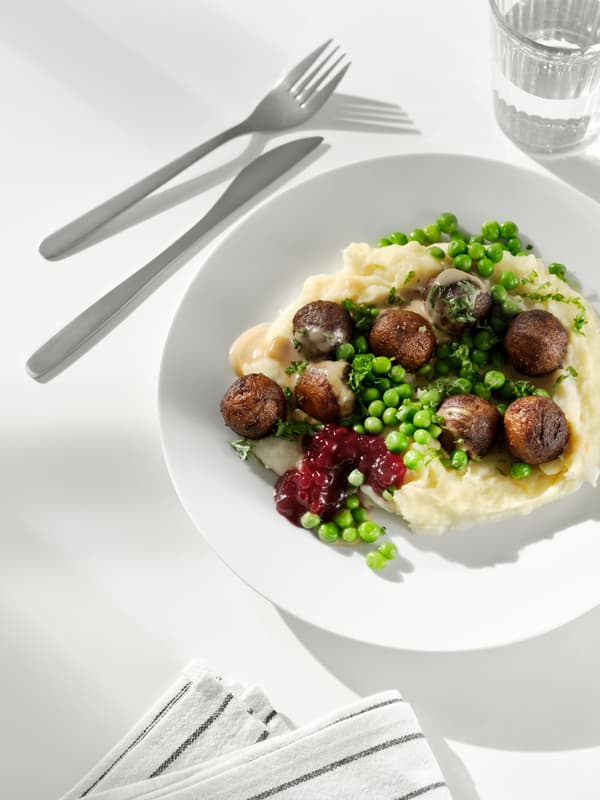 Plate with 8 plan balls, peas, lingonberry sauce and mash