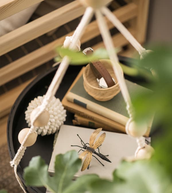 Plateau suspendu, avec livres et objets décoratifs, vu d'en haut.
