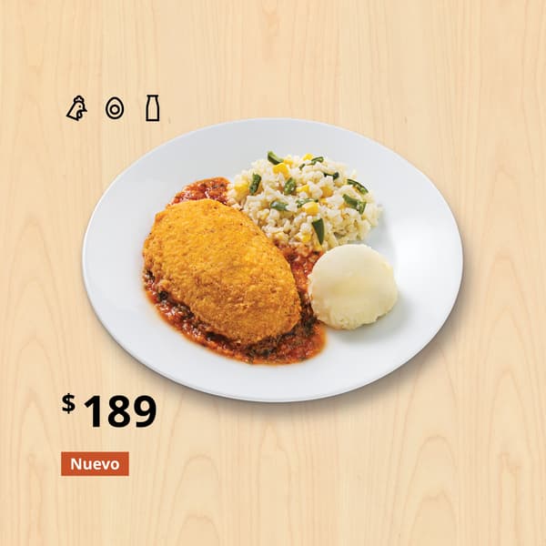 Platillo de pechuga de pollo Cordon Bleu servida con salsa de tomate, acompañada de puré de papa y risotto de coliflor