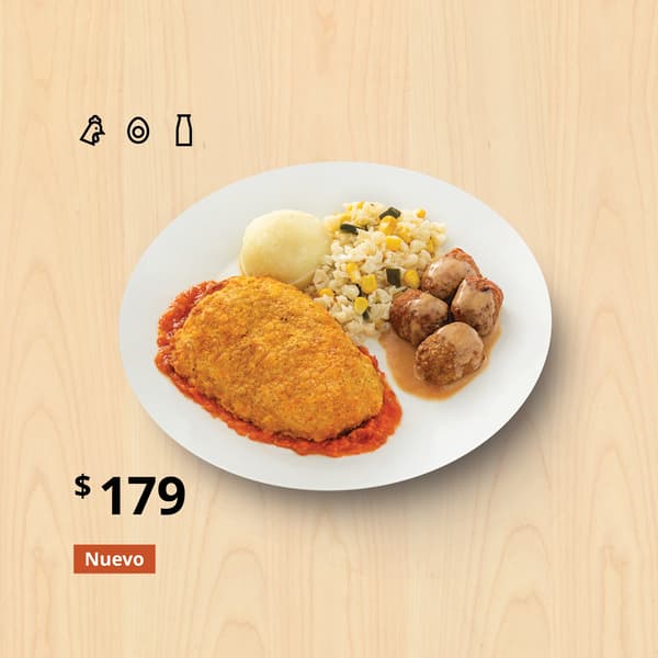Platillo de pechuga de pollo Cordon Bleu servida con salsa de tomate, acompañada de puré de papa y risotto de coliflor