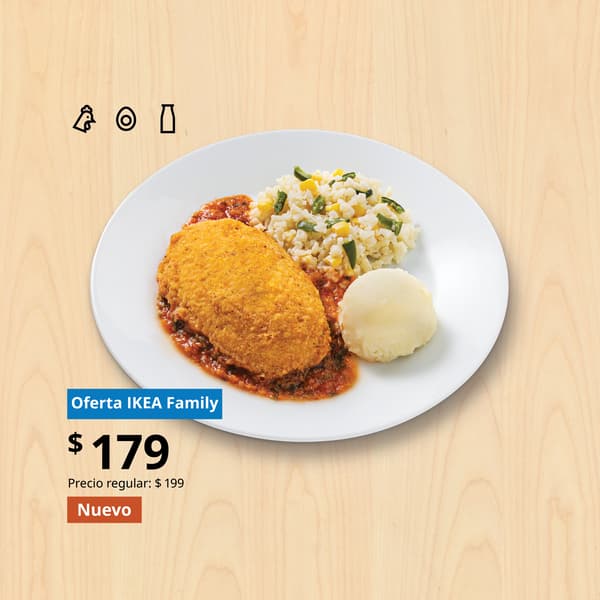 Platillo de pechuga de pollo Cordon Bleu servida con salsa de tomate, acompañada de puré de papa y risotto de coliflor