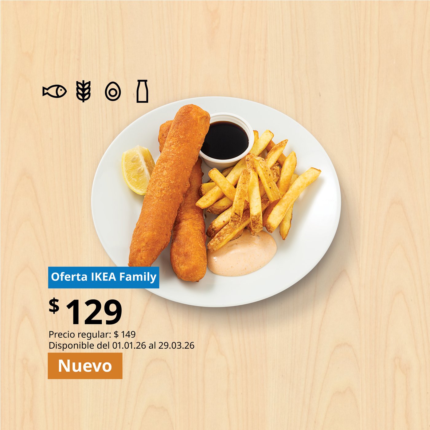 Plato con dedos de pescado campañado de papas, salsa y aderezo, fondo textura madera, oferta IKEA Family