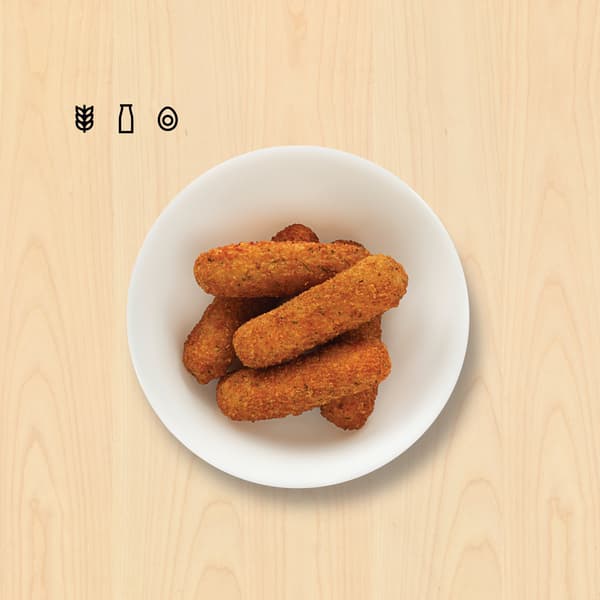 Plato con dedos de queso en un fondo de madera.