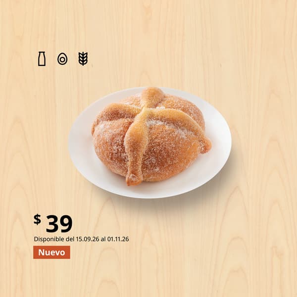 Plato con pan de muerto tradicional y fondo de madera