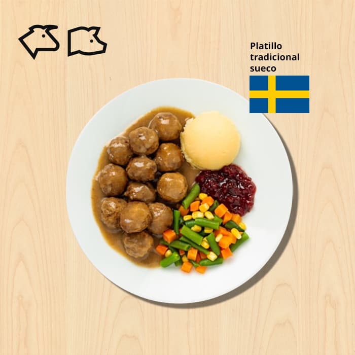 Plato de albóndigas suecas de carne acompañadas con puré de papa, mermelada de lingonberry y vegetales.