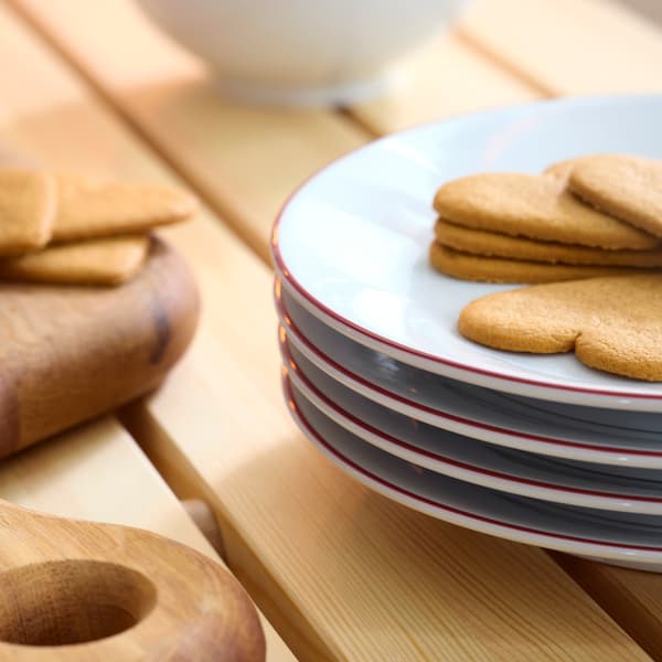 PLATOS CON GALLETAS EN UNA MESA