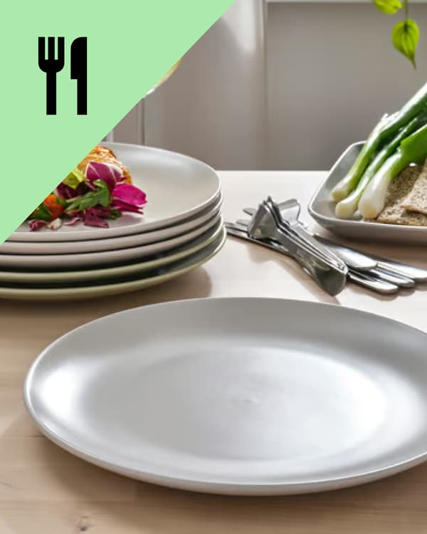 Platos sobre una mesa