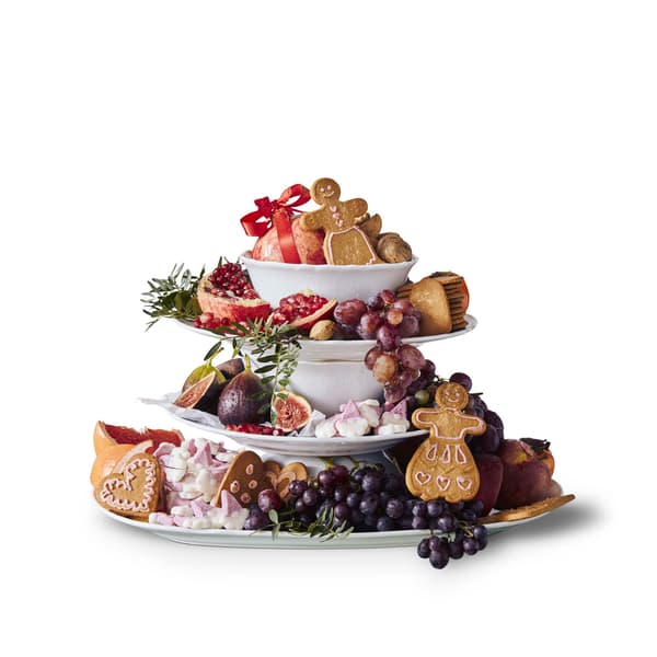 Plats de service empilés contenant des sucreries et des desserts. 