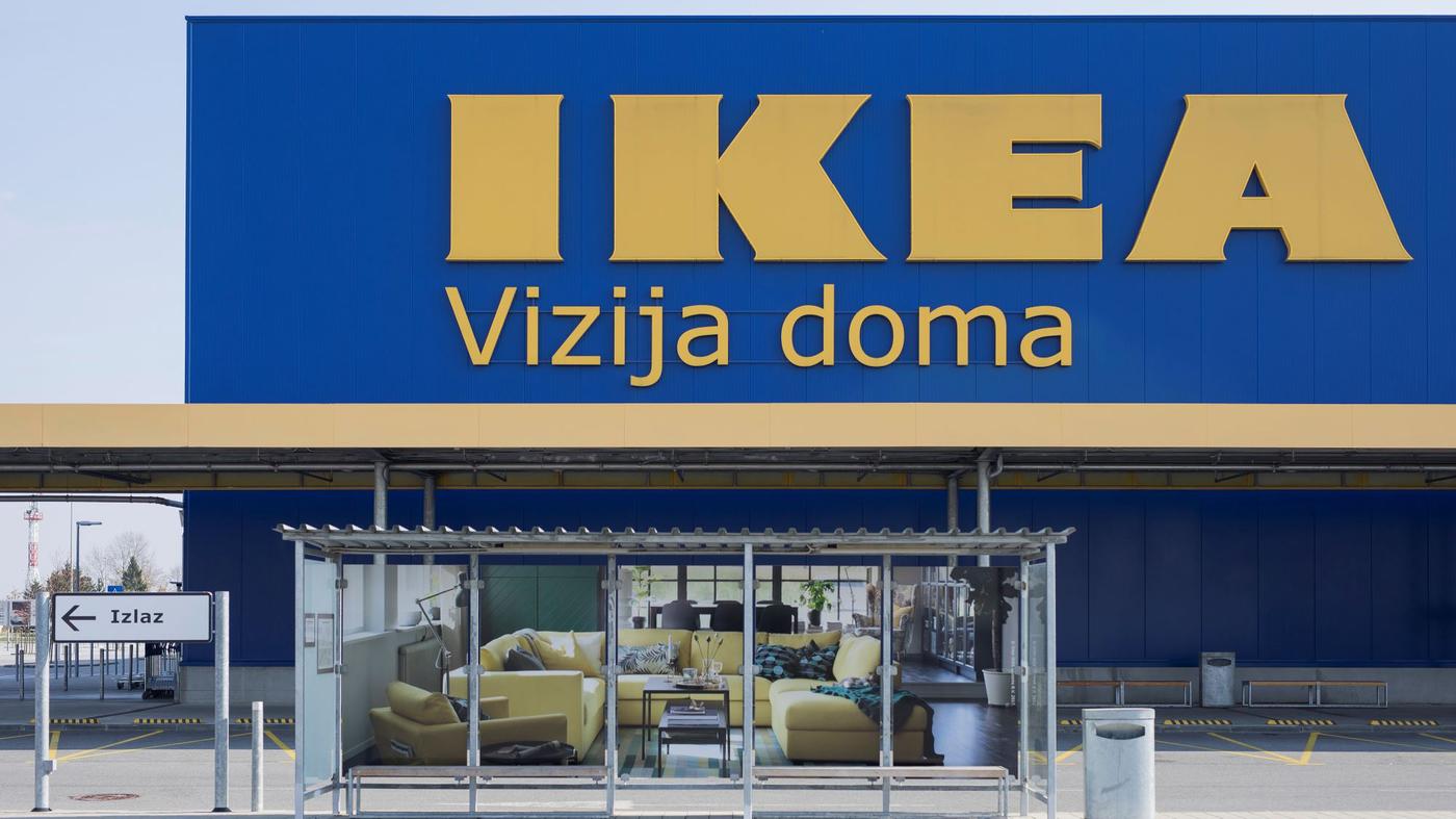 Plava zgrada s velikim žutim natpisom "IKEA Vizija doma" i natpisom "Izlaz" na bijeloj ploči.