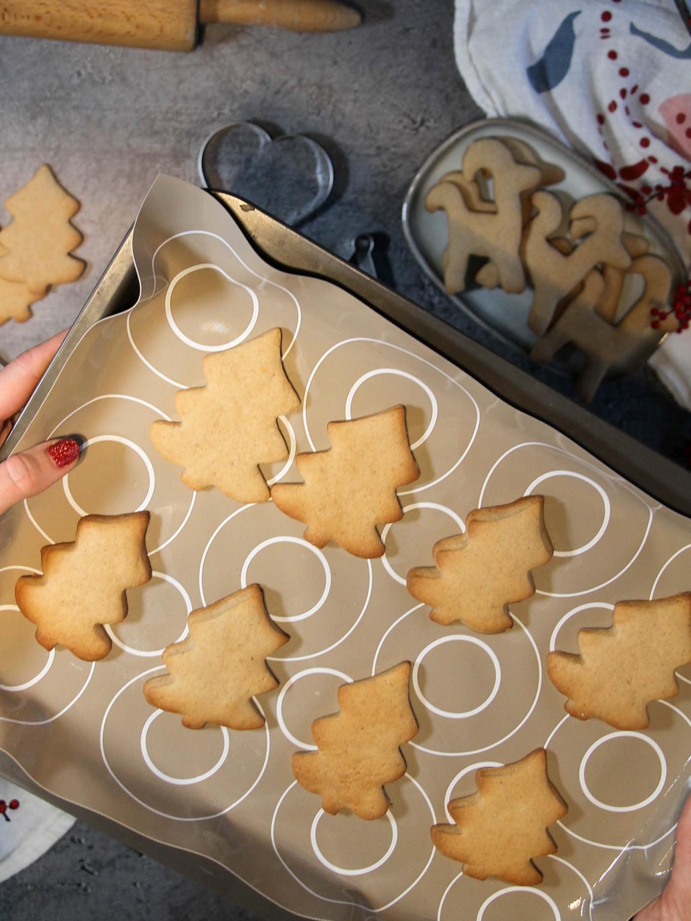 Plech s upečenými perníčky na podložce na pečení BAKTRADITION.