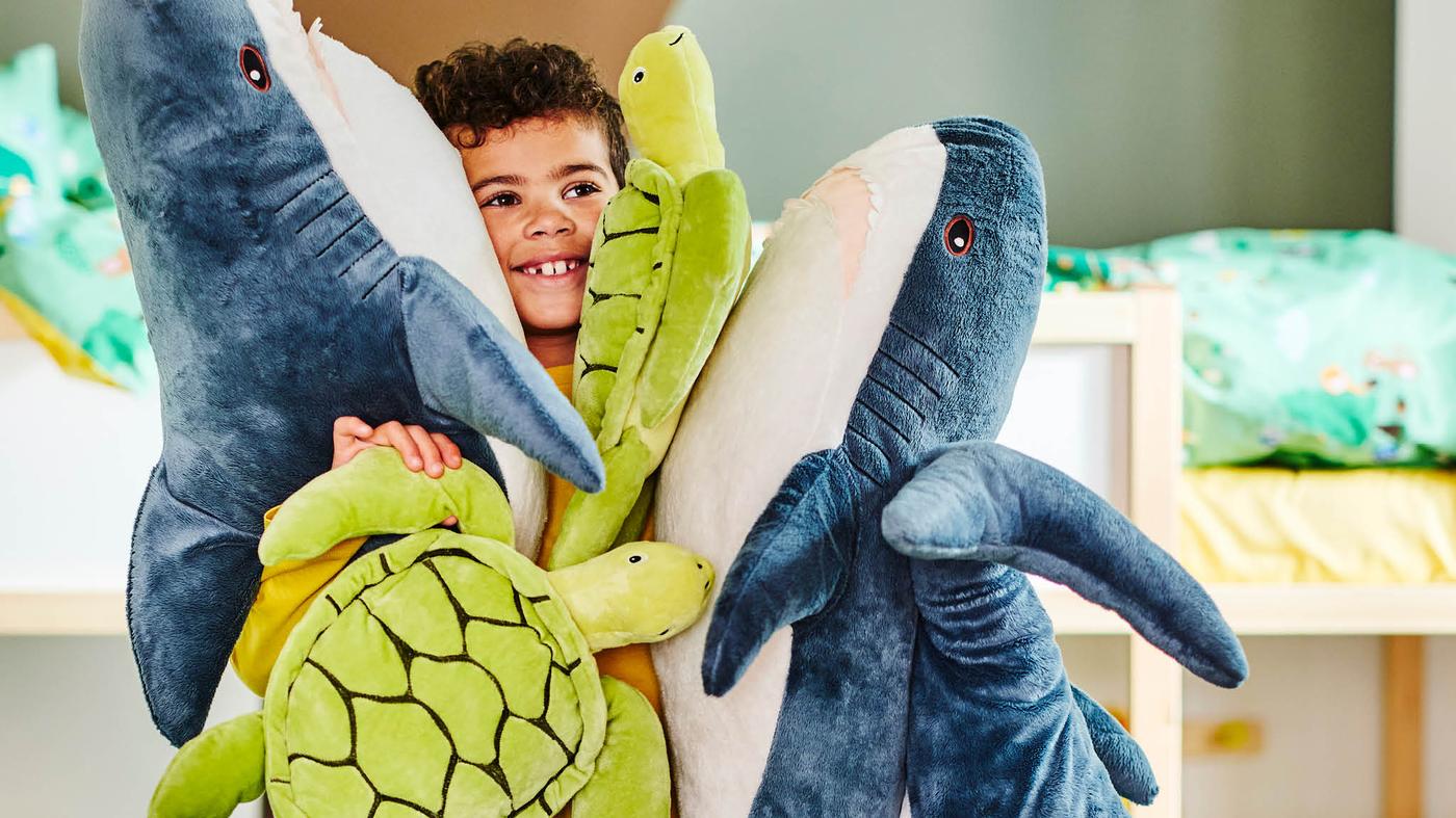 Plüss játékok a BLÅVINGAD sorozatból.