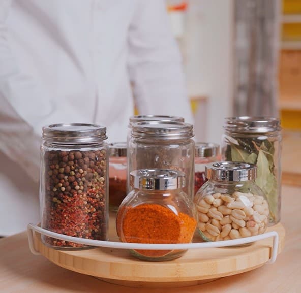 Plusieurs bocaux à épices.